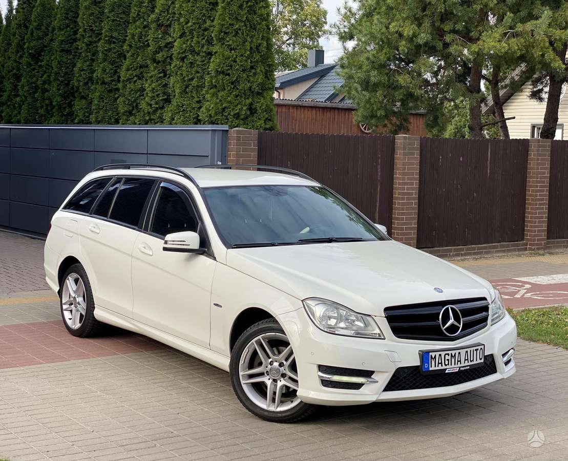 Mercedes-Benz C220 2012 — вигляд ззаду