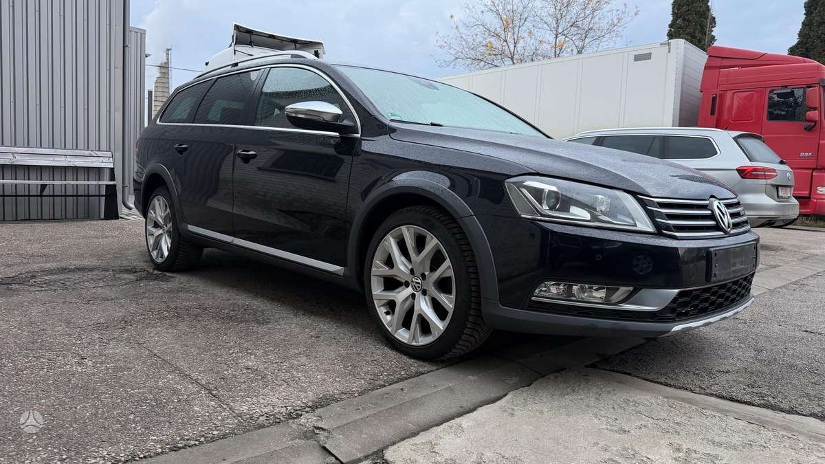 Volkswagen Passat 2013 — rear view