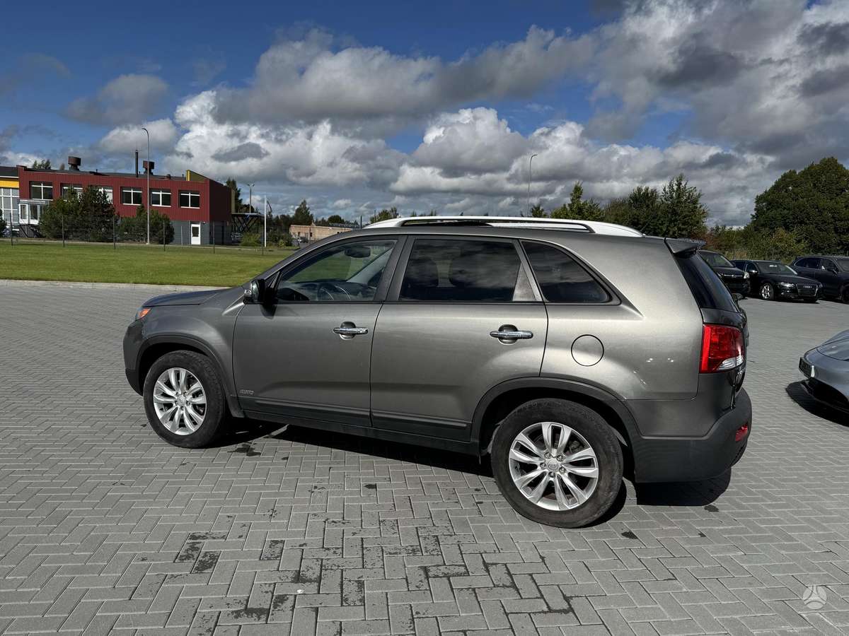 Kia Sorento 2011 — салон