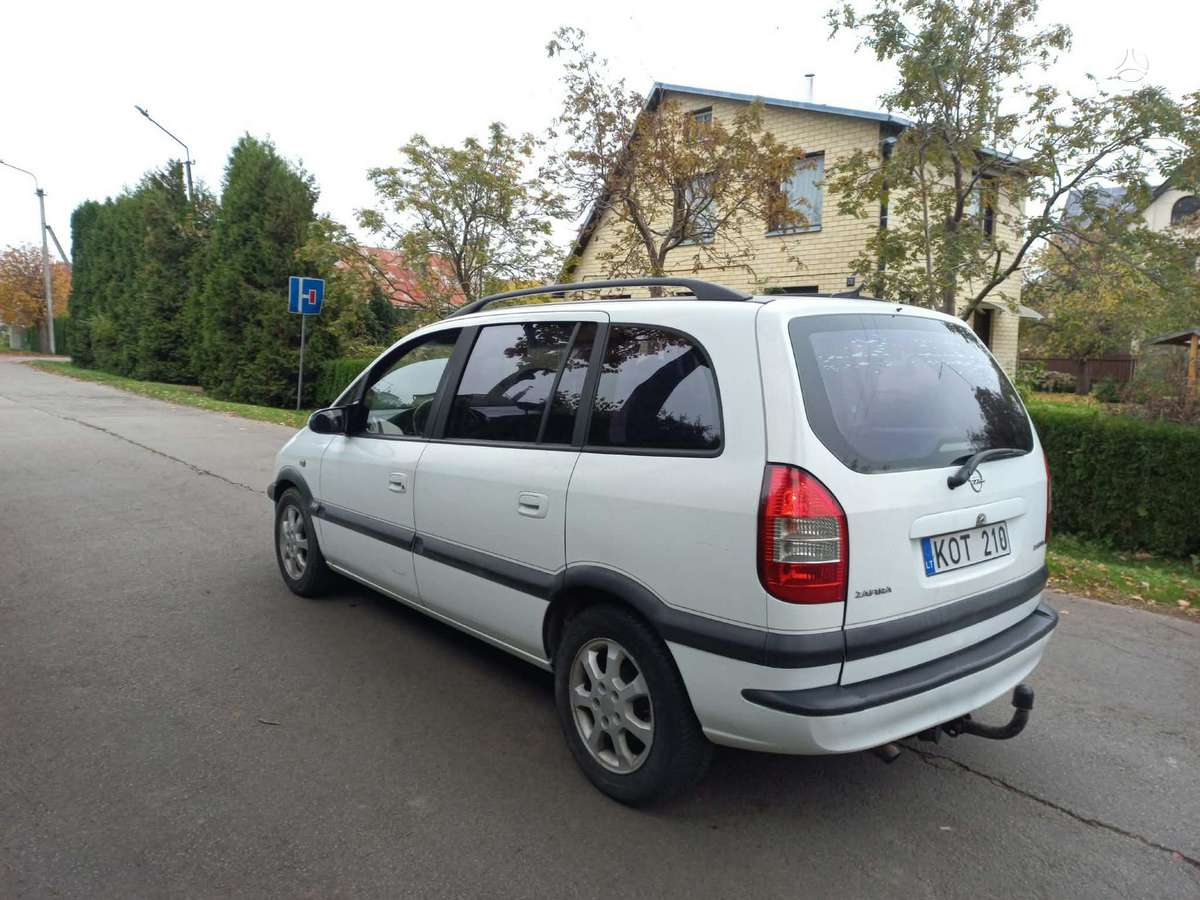 Opel Zafira 2004 — rear view