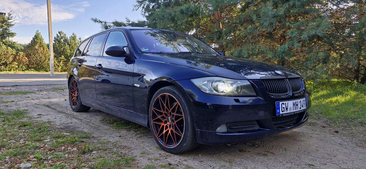 BMW 320 2009 — салон