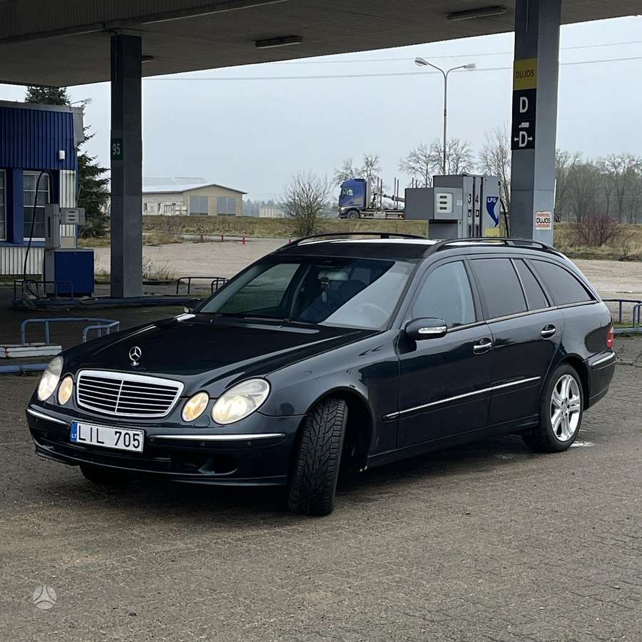 Mercedes-Benz E320 2005 — вигляд ззаду