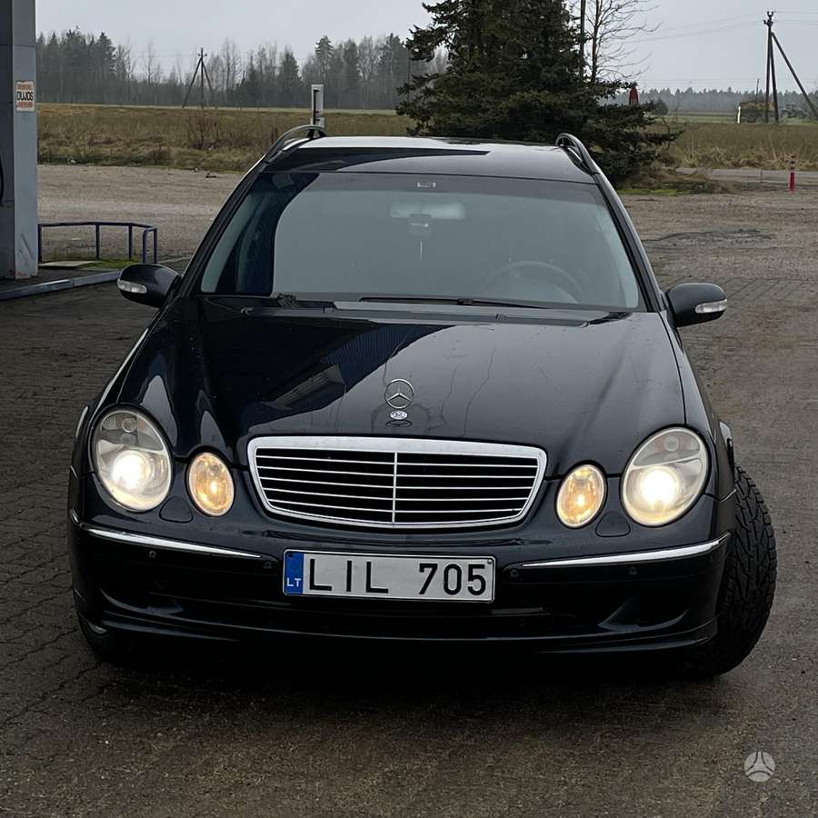 Mercedes-Benz E320 2005 — салон