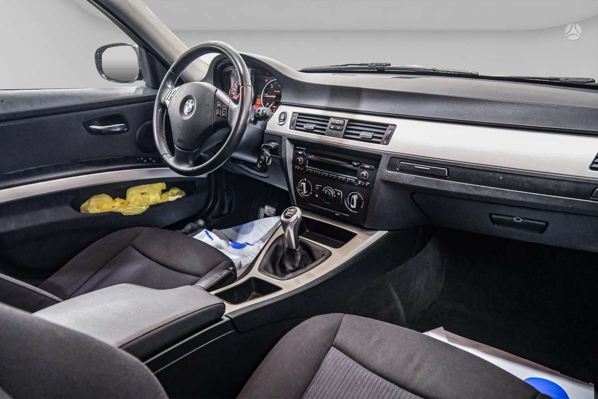 BMW 320 2010 — photo 10