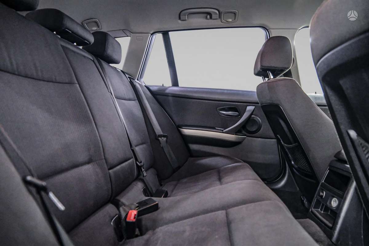 BMW 320 2010 — photo 11
