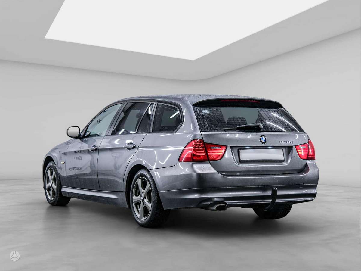 BMW 320 2010 — rear view