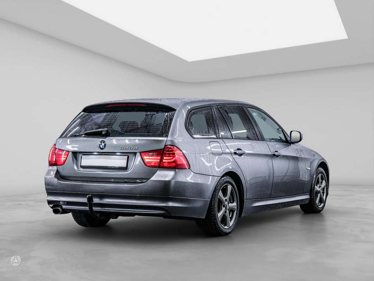 BMW 320 2010 — interior