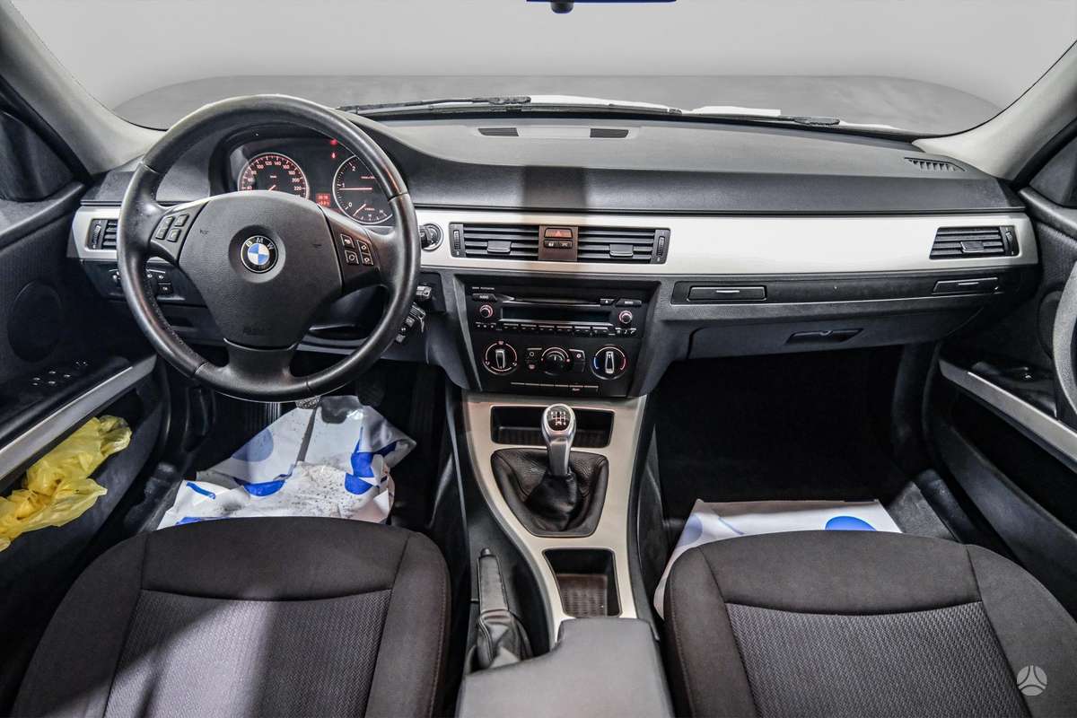 BMW 320 2010 — photo 7