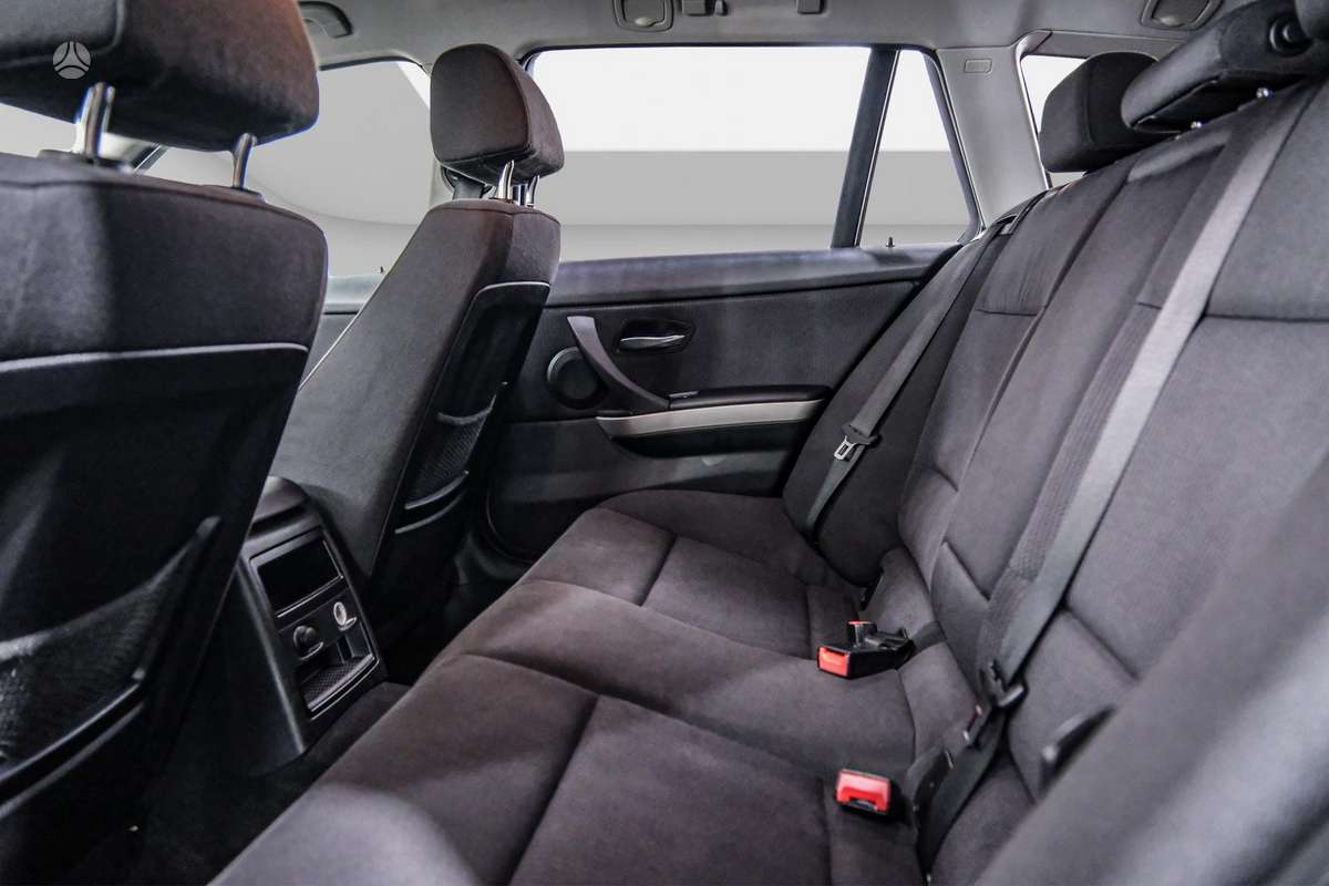 BMW 320 2010 — photo 8