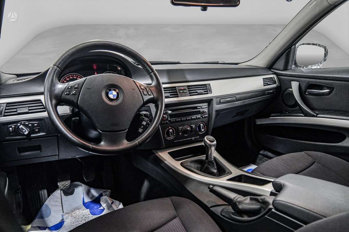 BMW 320 2010 — photo 9