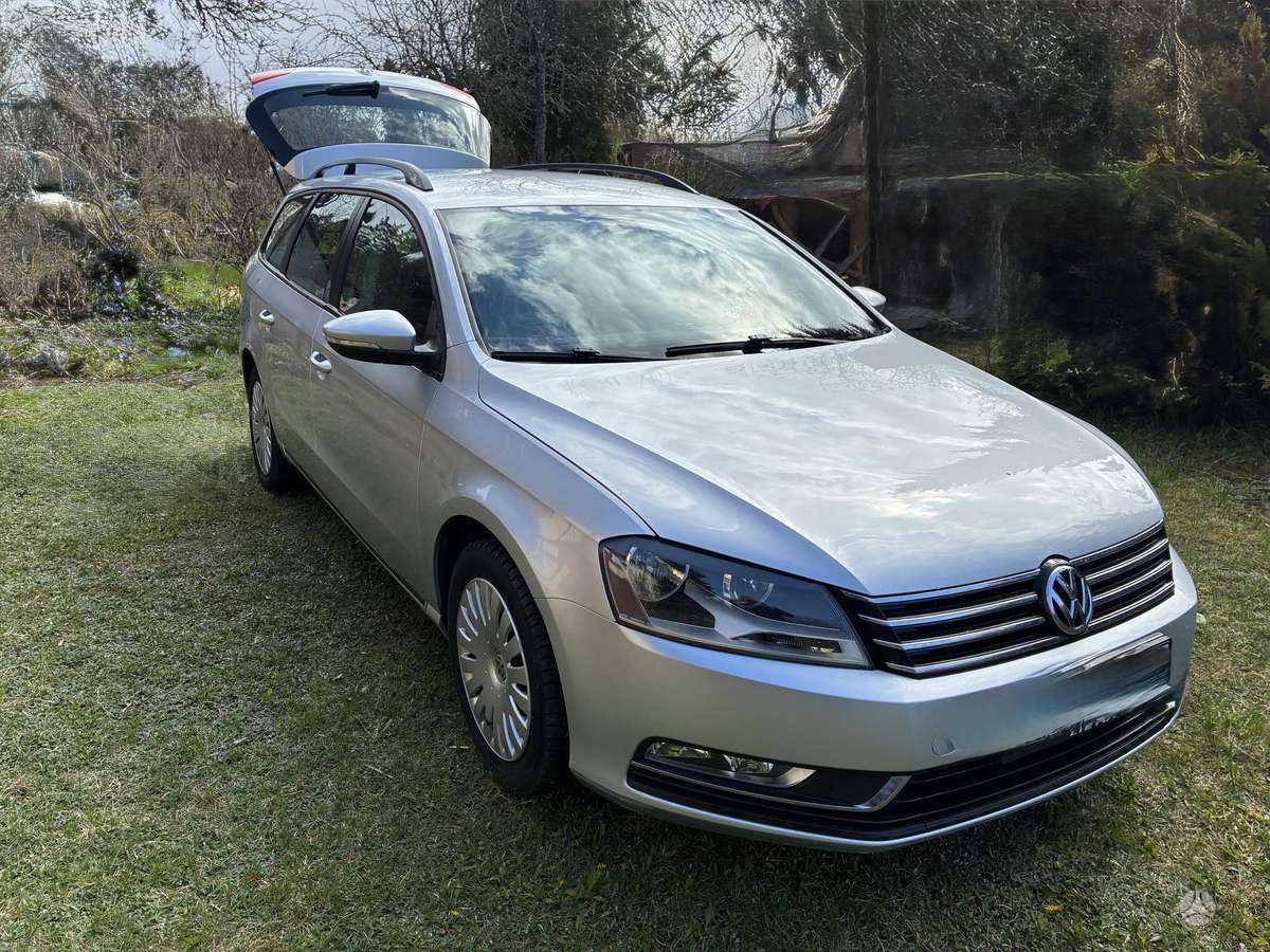 Volkswagen Passat 2011 — вигляд ззаду