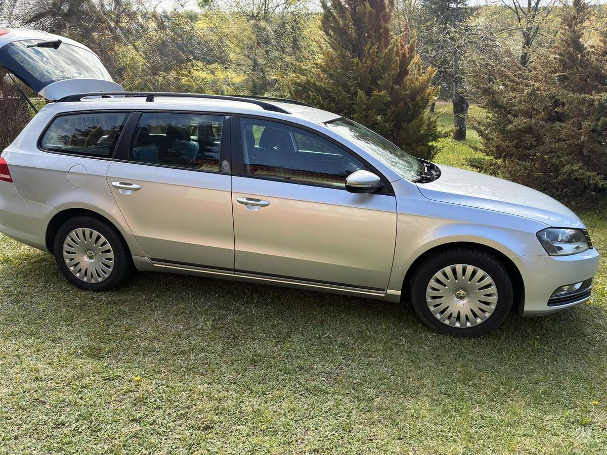 Volkswagen Passat 2011 — салон