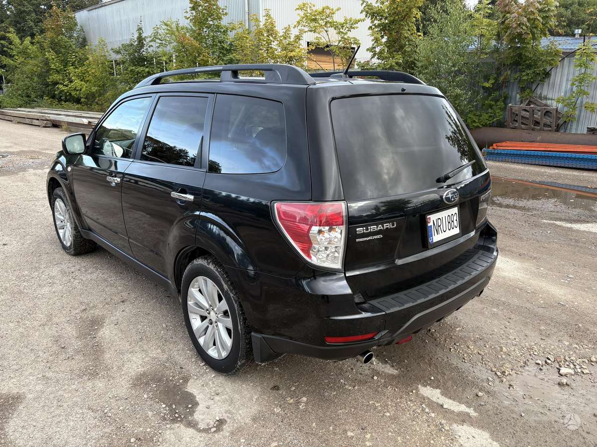 Subaru Forester 2011 — салон
