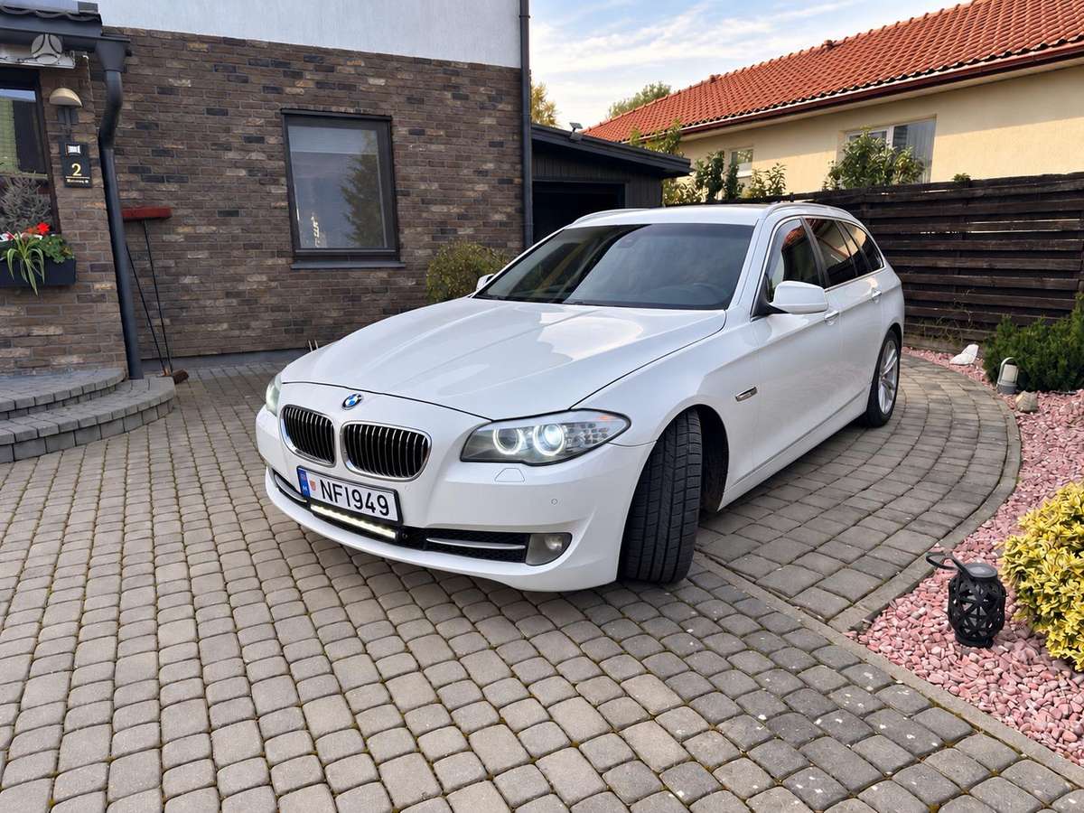 BMW 520 2012 — rear view