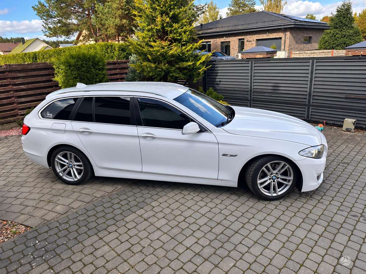 BMW 520 2012 — interior