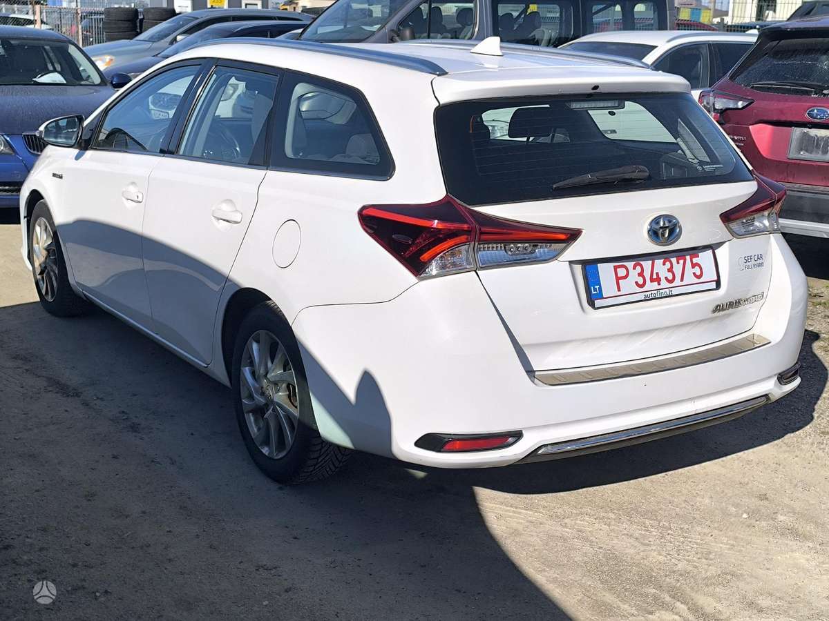 Toyota Auris 2015 — вигляд ззаду
