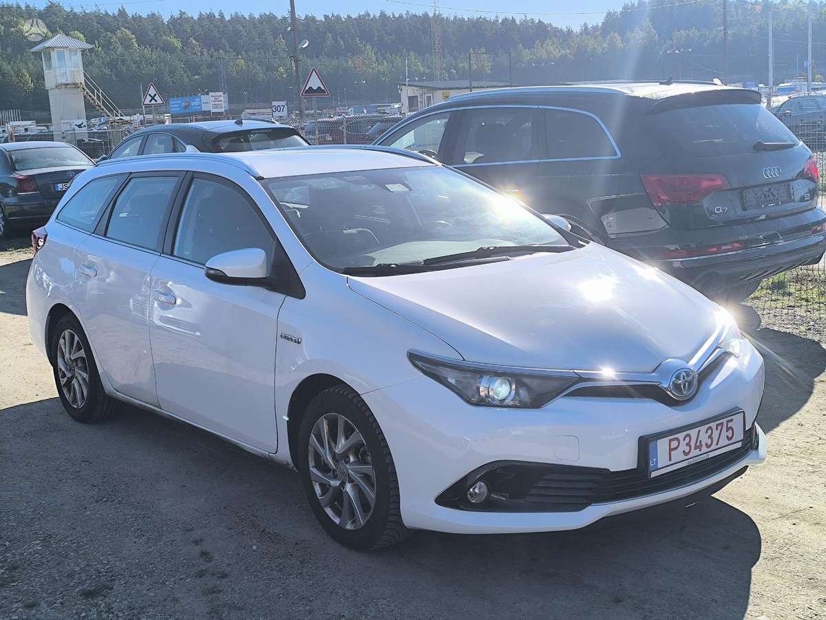 Toyota Auris 2015 — двигун 1798 cm³, 136 HP (100kW)