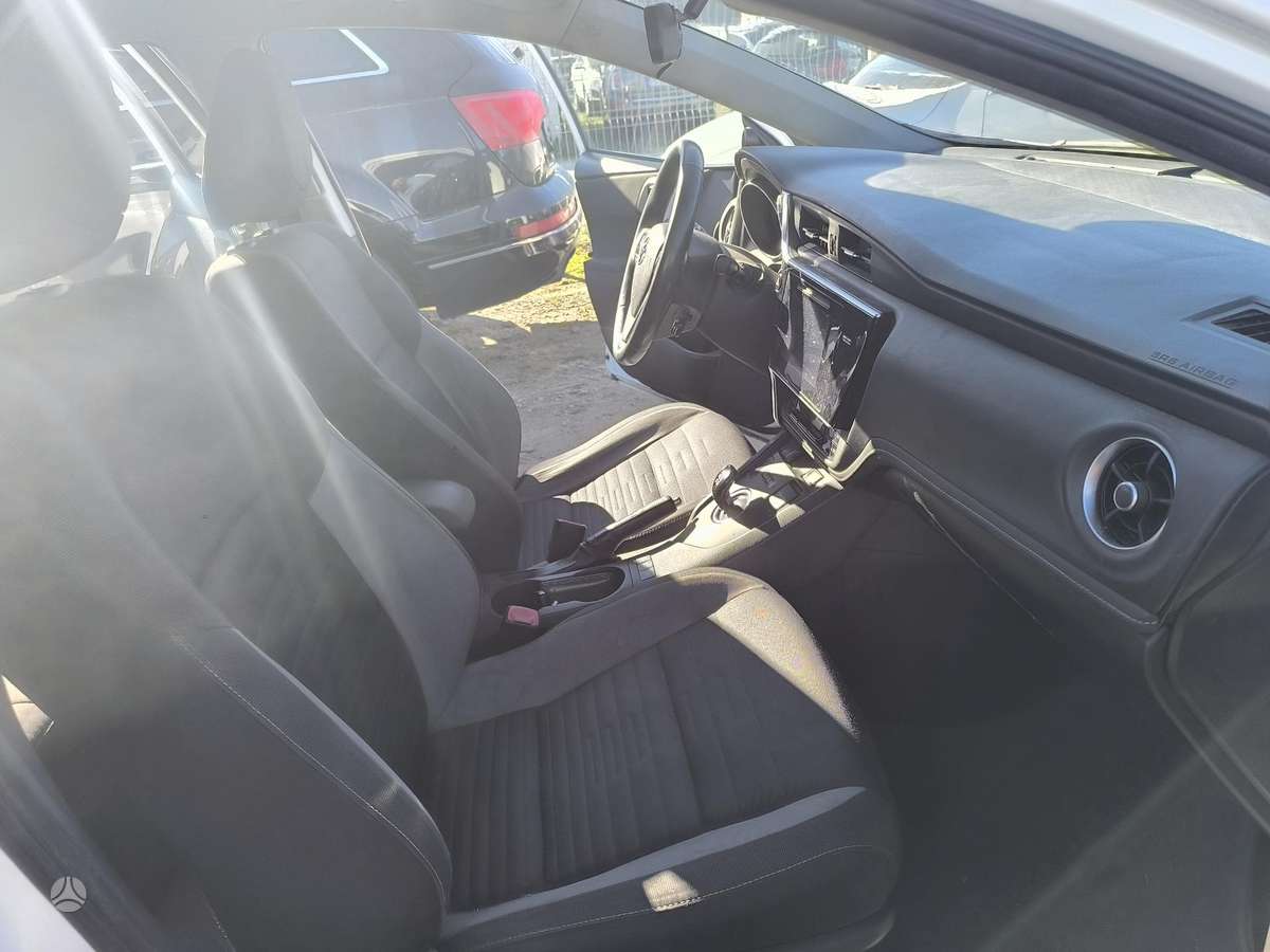 Toyota Auris 2015 — фото 6