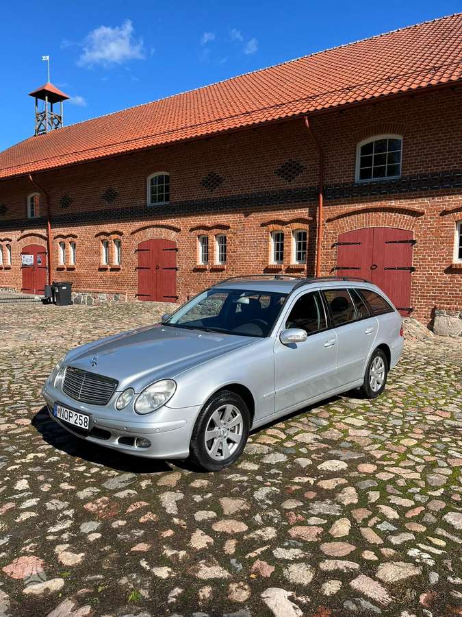 Mercedes-Benz E280 2006 — rear view