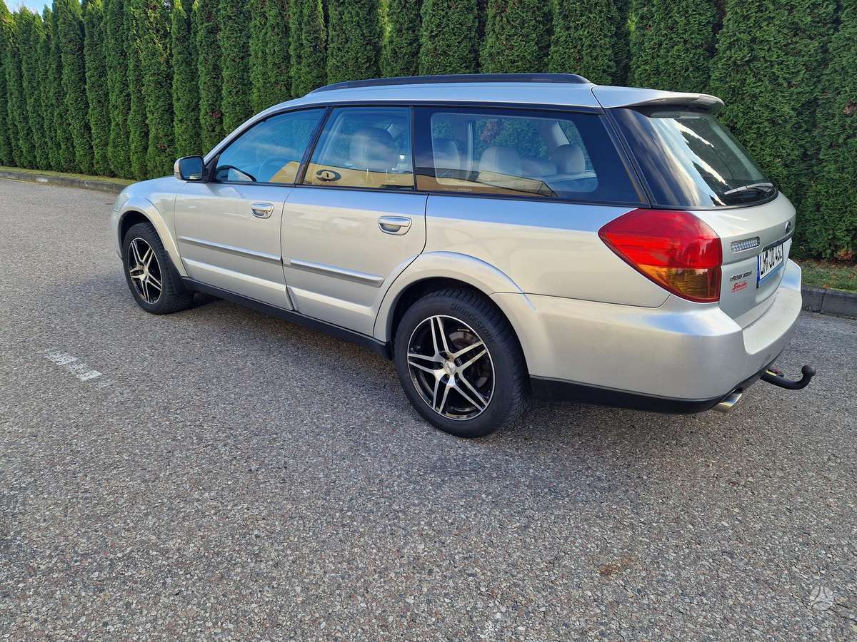 Subaru Outback 2006 — rear view
