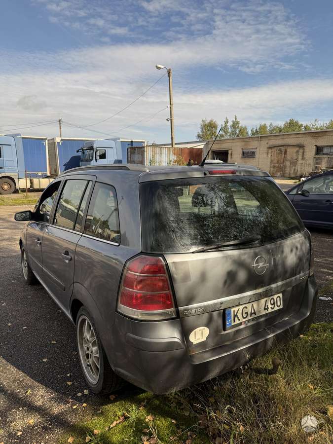 Opel Zafira 2007 — rear view