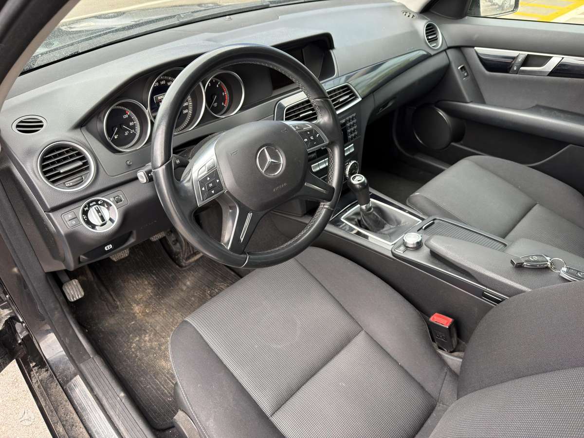 Mercedes-Benz C200 2012 — photo 14