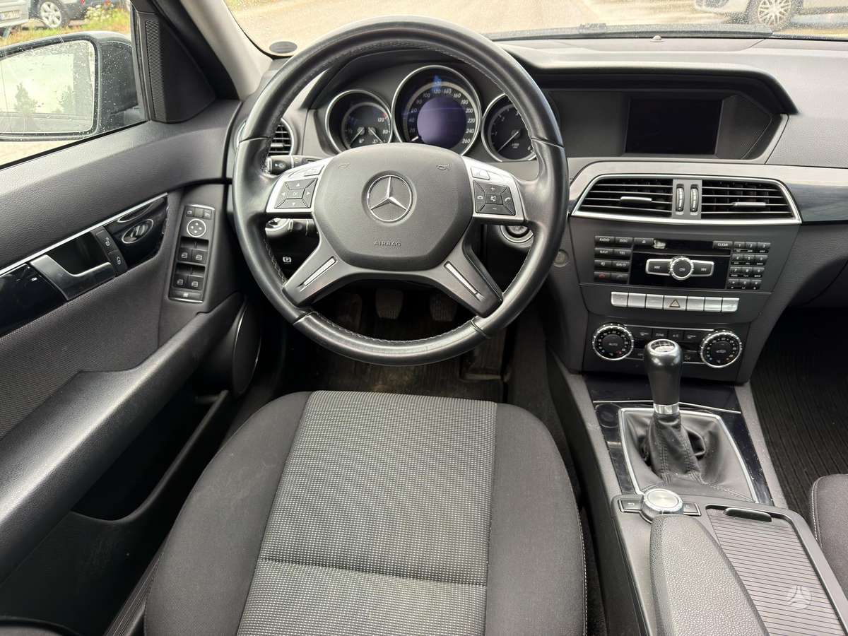Mercedes-Benz C200 2012 — photo 15