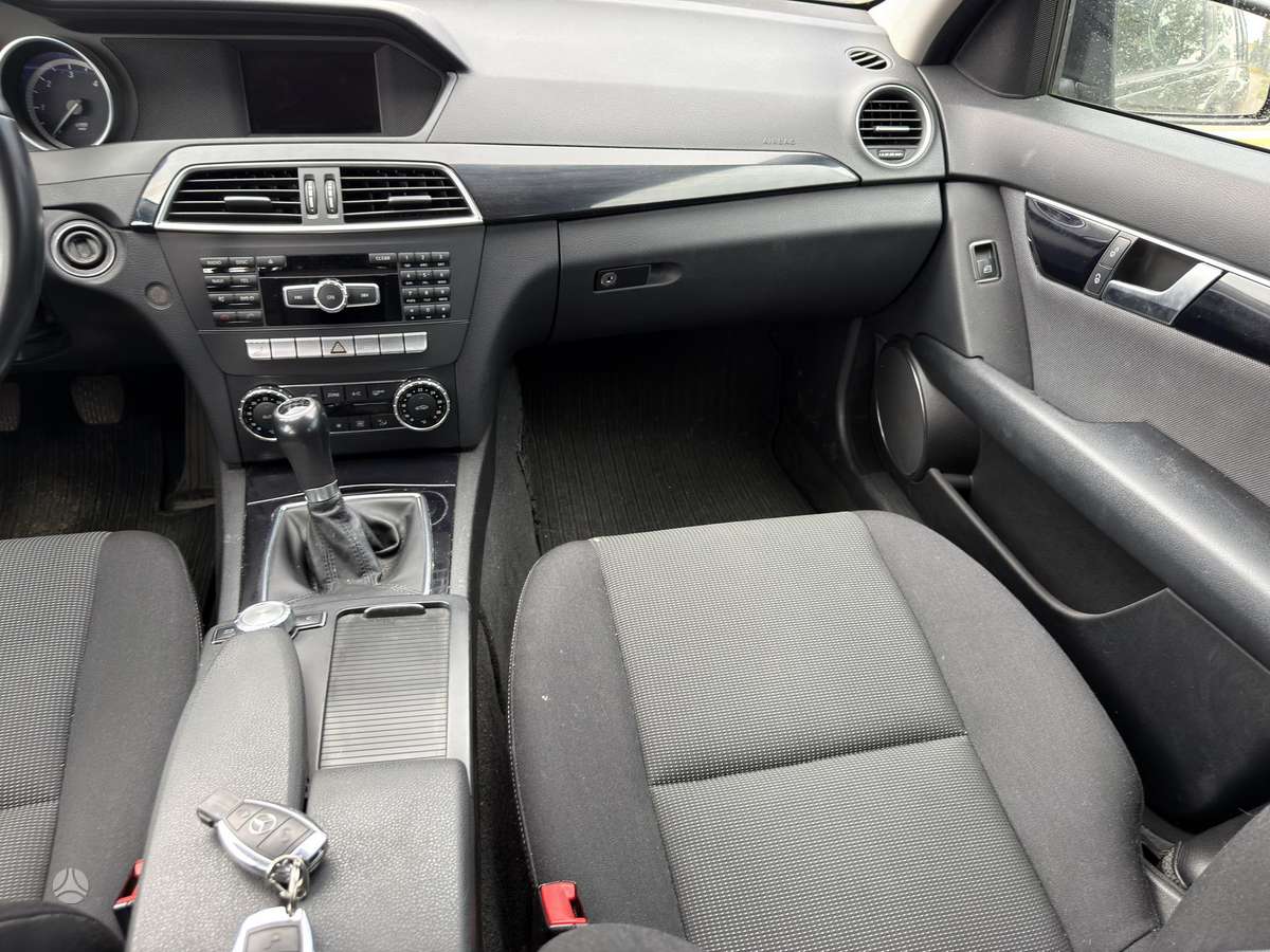 Mercedes-Benz C200 2012 — photo 16