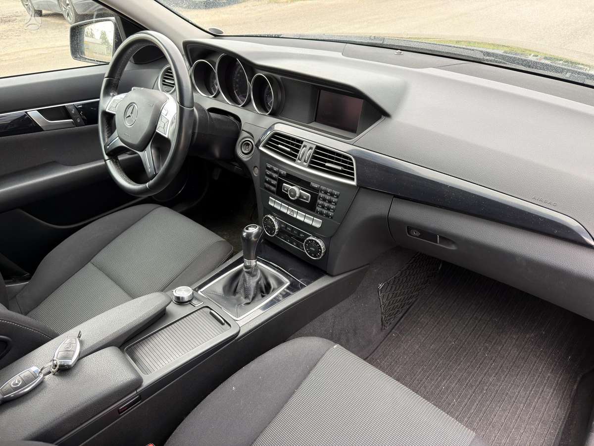Mercedes-Benz C200 2012 — photo 17