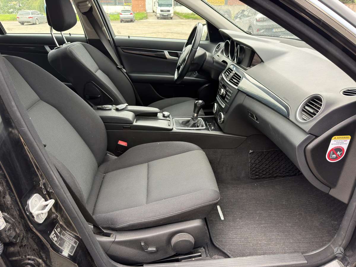 Mercedes-Benz C200 2012 — photo 18