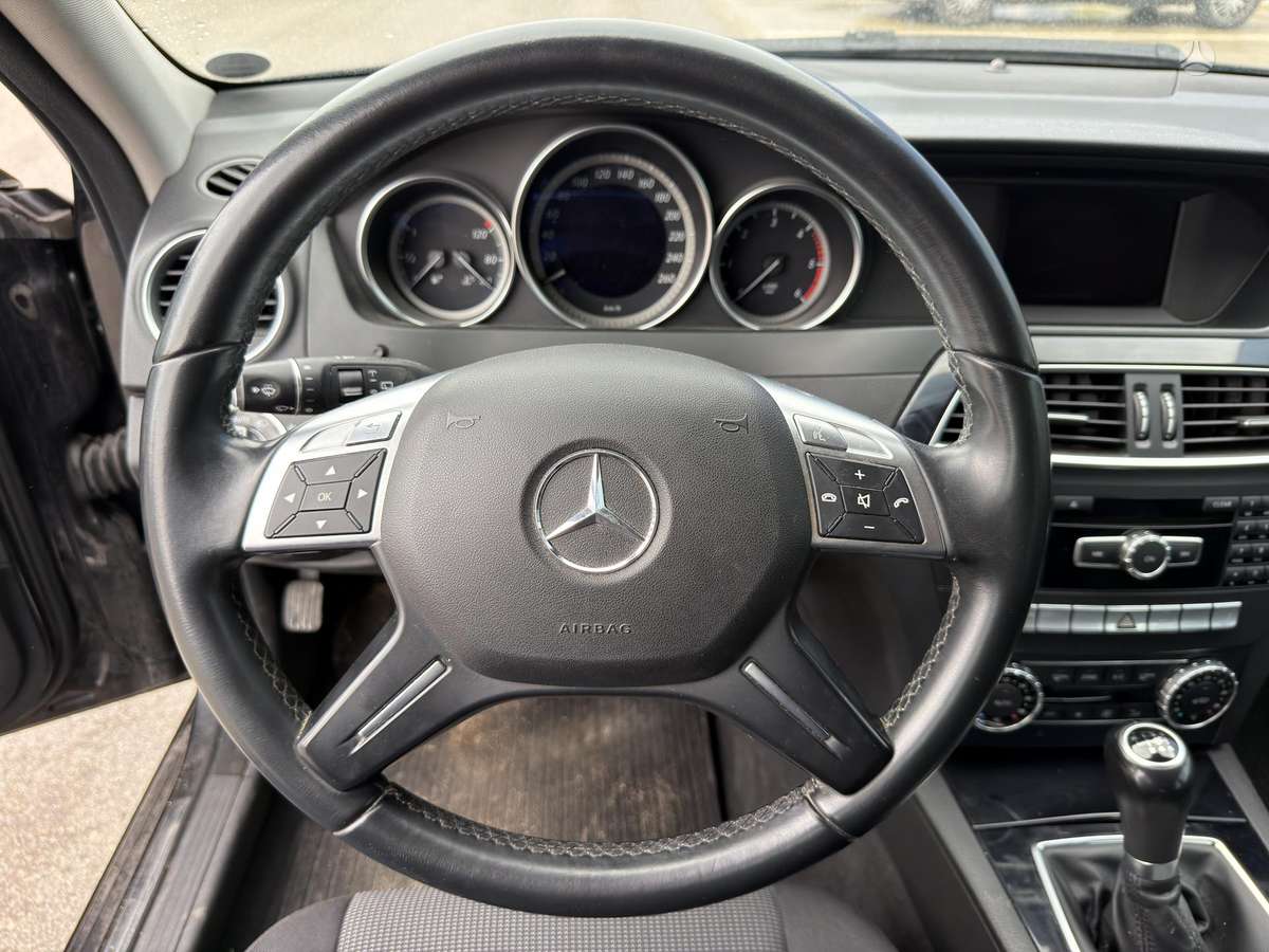 Mercedes-Benz C200 2012 — photo 20