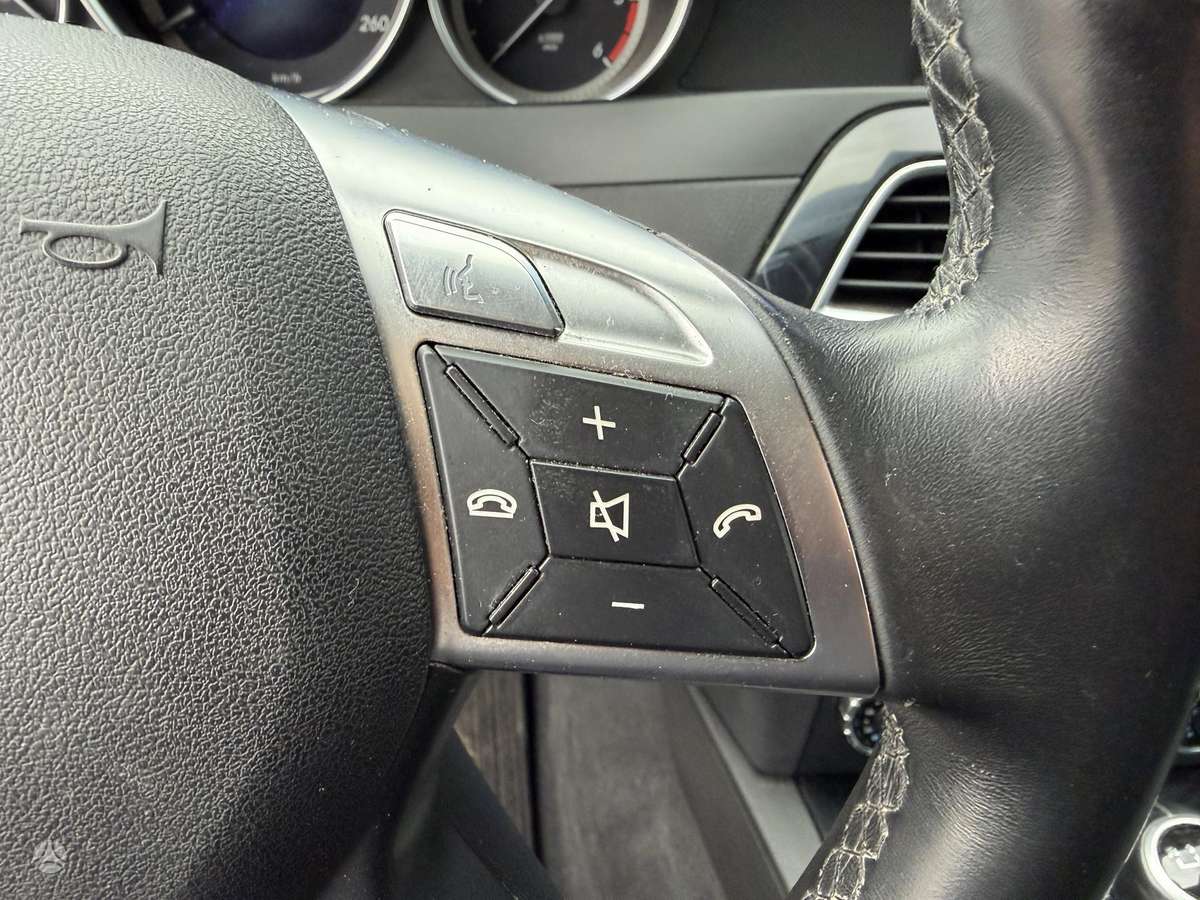 Mercedes-Benz C200 2012 — photo 23