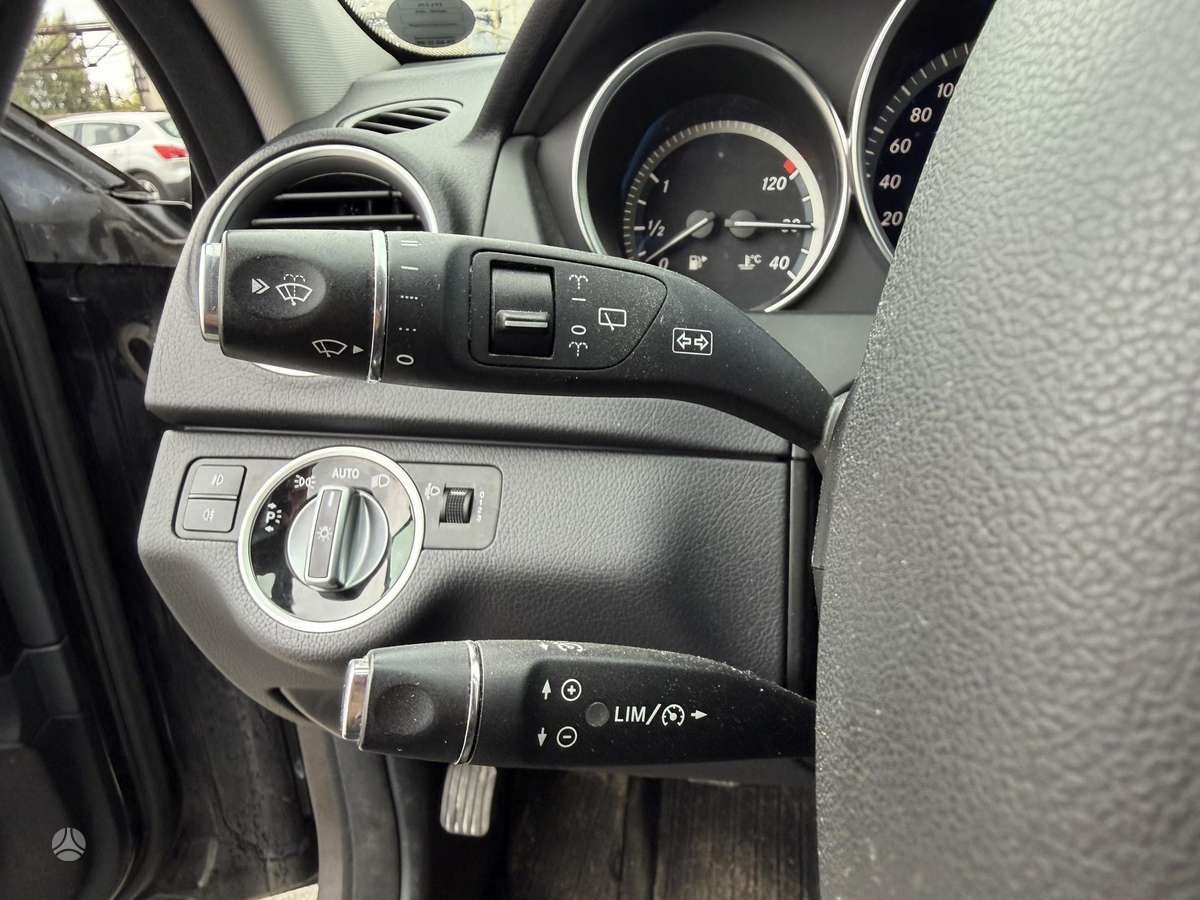Mercedes-Benz C200 2012 — photo 24