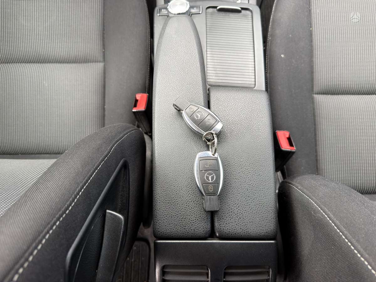 Mercedes-Benz C200 2012 — photo 27