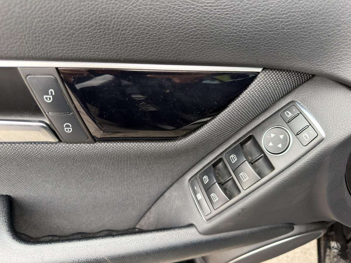 Mercedes-Benz C200 2012 — photo 28