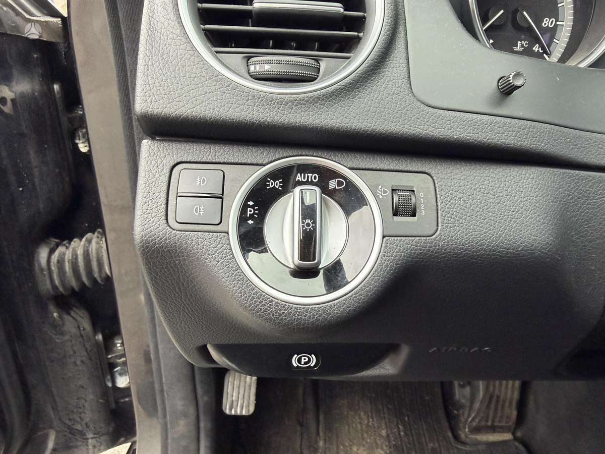 Mercedes-Benz C200 2012 — photo 29