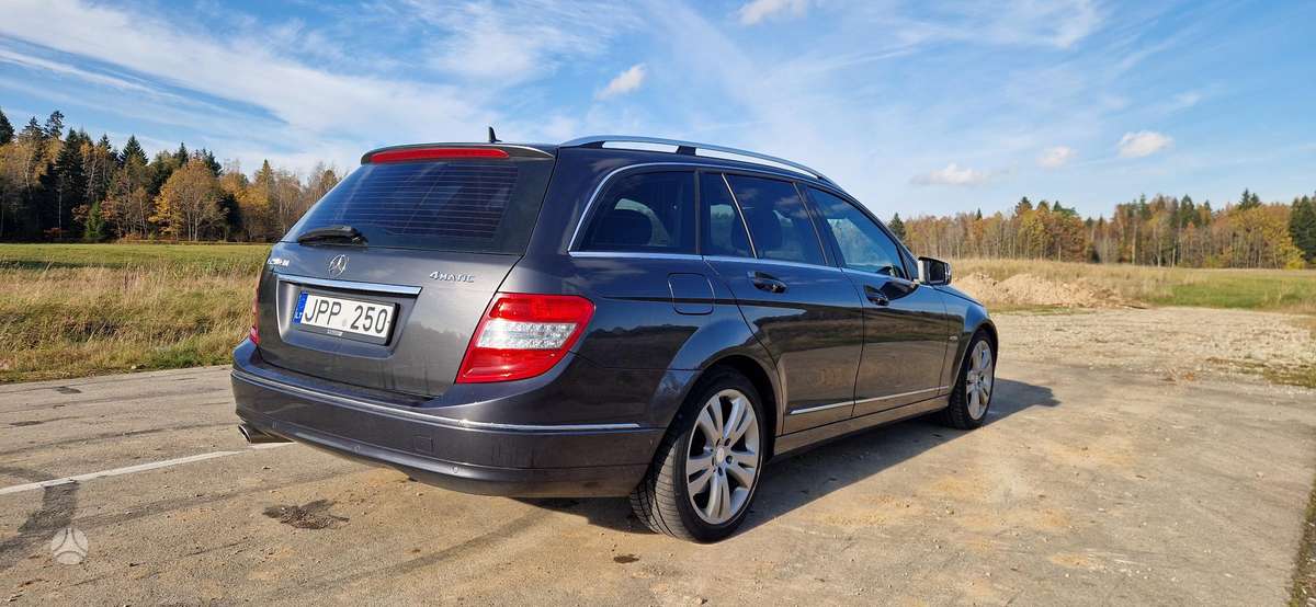 Mercedes-Benz C250 2010 — салон