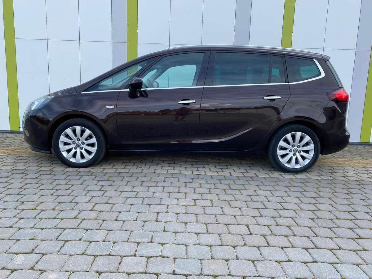Opel Zafira 2012 — вигляд ззаду