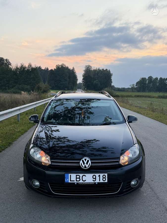 Volkswagen Golf 2011 — салон
