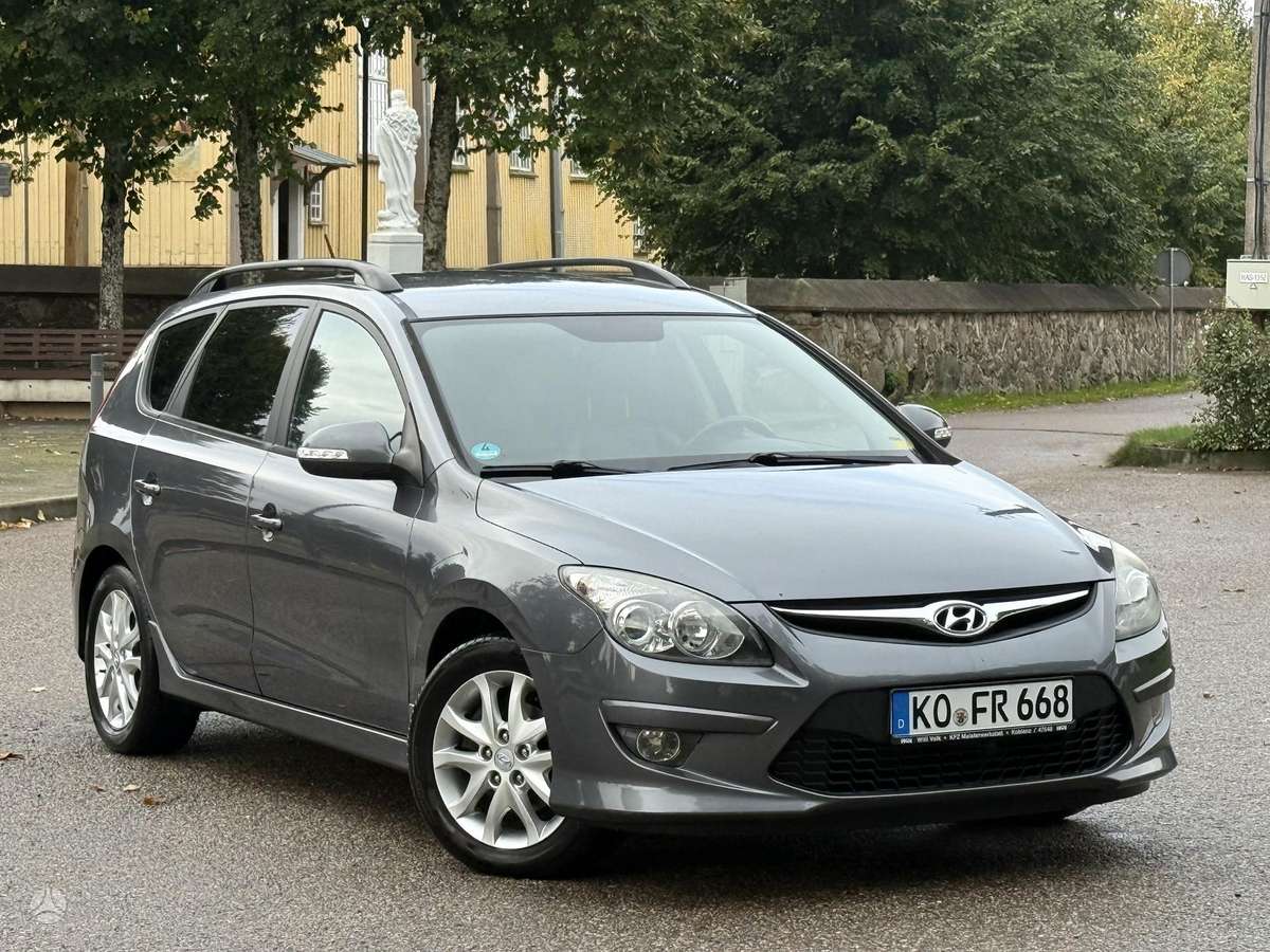 Hyundai i30 2011 — rear view