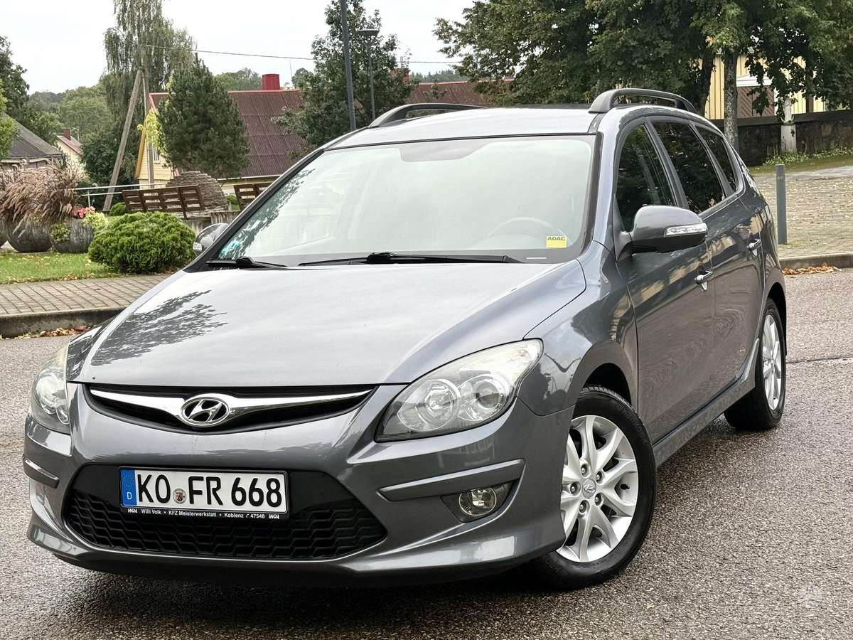 Hyundai i30 2011 — interior