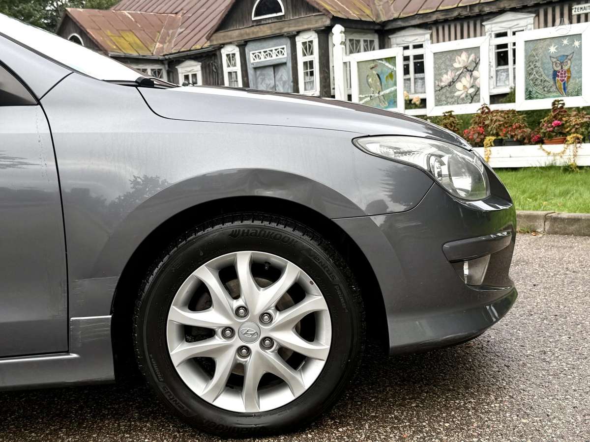Hyundai i30 2011 — photo 31