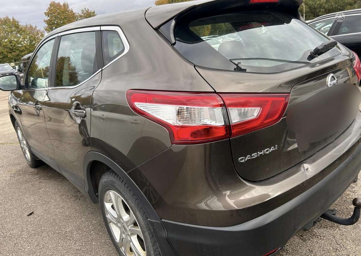 Nissan Qashqai 2015 — rear view