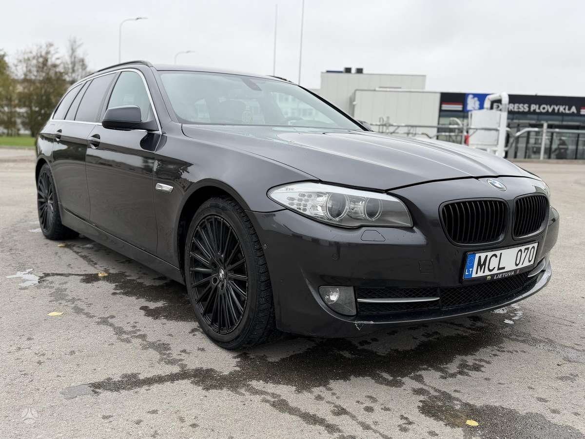 BMW 530 2011 — rear view