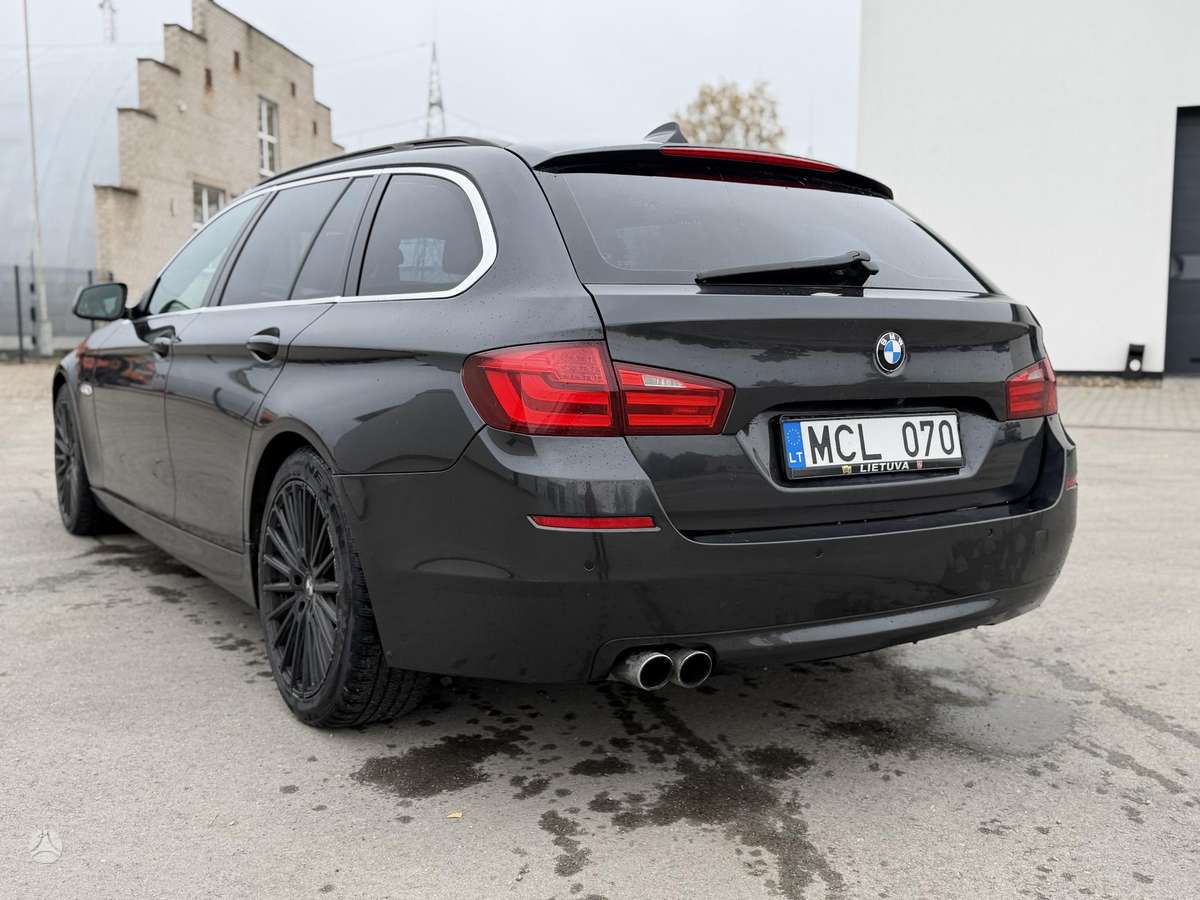 BMW 530 2011 — interior