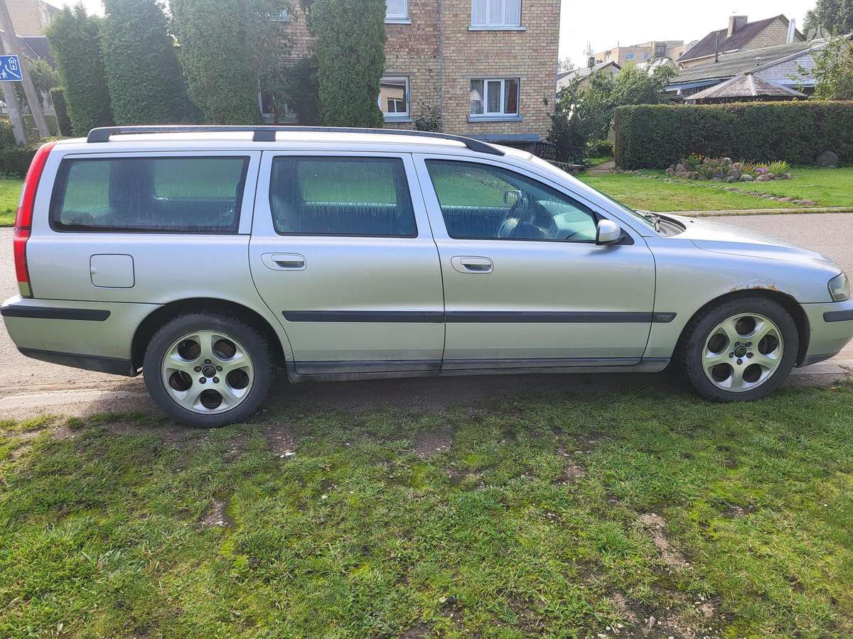 Volvo V70 2004 — двигун 2401 cm³, 131 HP (96kW)