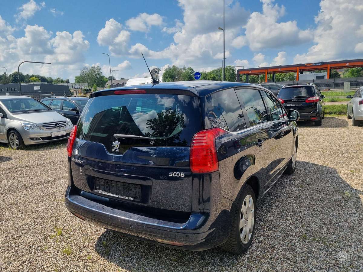 Peugeot 5008 2010 — вигляд ззаду
