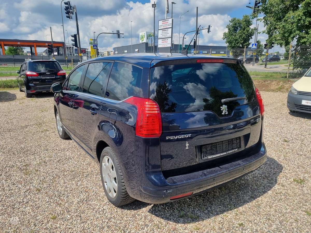 Peugeot 5008 2010 — салон