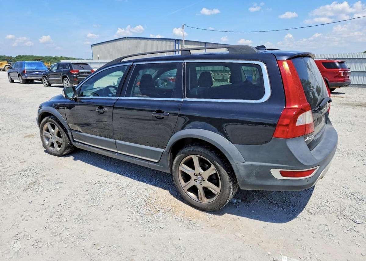 Volvo XC70 2013 — rear view