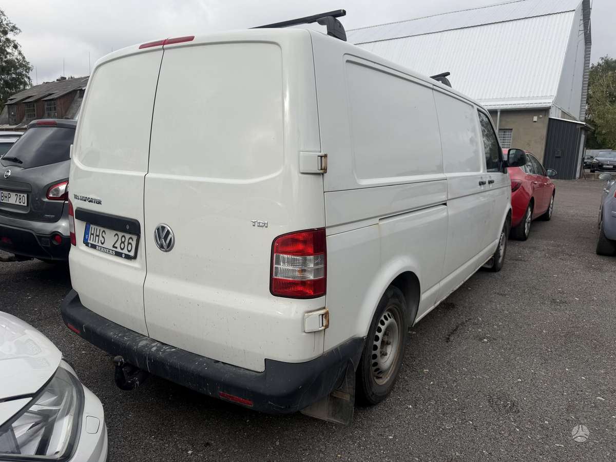 Volkswagen Transporter 2011 — rear view